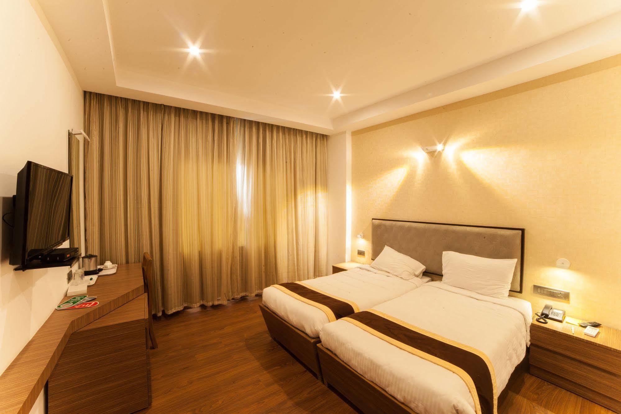 Brownstar Boutique Hotel Chennai Exteriör bild